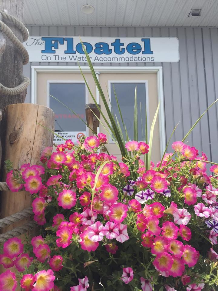 The Floatel Hotel Penetanguishene Buitenkant foto