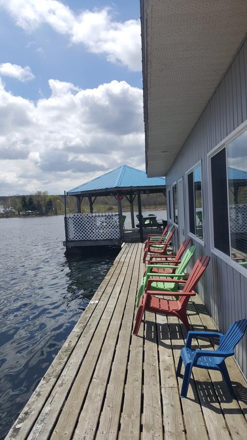 The Floatel Hotel Penetanguishene Buitenkant foto