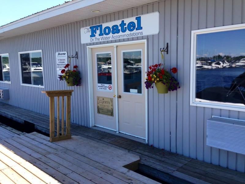 The Floatel Hotel Penetanguishene Buitenkant foto